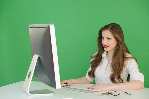 Computador. Laptop.Mulher. Menina. Mulher de negócio.Menina trabalhando no laptop. Fundo da tela Studio.green. Espaço. Sorrindo. Centro de educação. Seminário de negócios — Fotografia de Stock