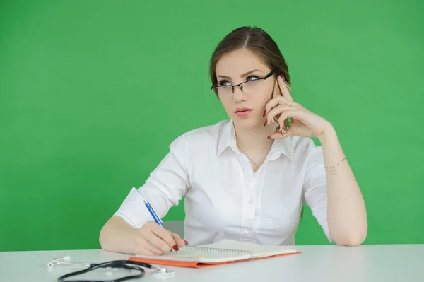 Médico médico mujer pensamiento sobre verde pantalla backgroun — Foto de Stock