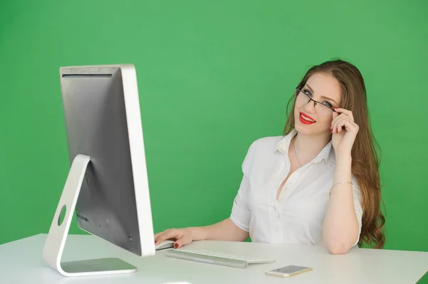 Számítógép. Laptop.Woman.Girl. Businesswoman.Girl dolgozik a laptop. Studio.Green képernyő háttér. Space.Smiling. oktatási központ. Üzleti szeminárium — Stock Fotó