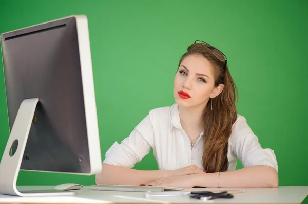 Medical doctor woman thinking Isolated over green screen backgro — Stock Photo, Image