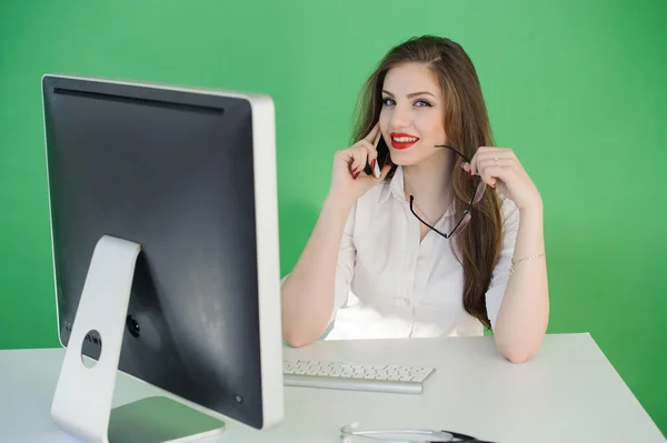 Datorn. Laptop.Woman.Girl. Businesswoman.Girl arbetar på den bärbara datorn. Studio.Green skärmbakgrund. Space.Smiling. utbildningscenter. Business seminarium — Stockfoto