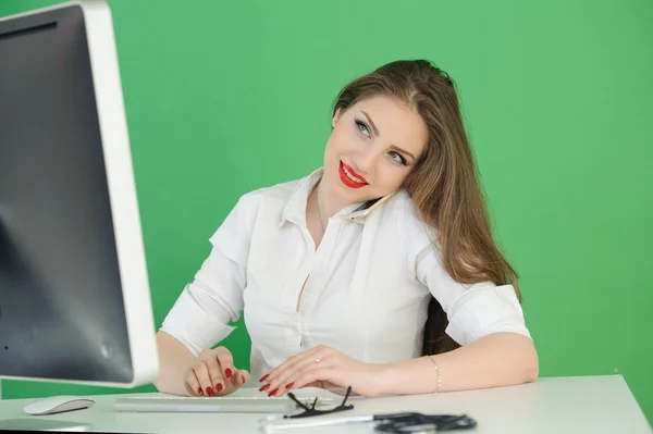 Médico mulher trabalhando com computador. Isolado sobre backgroun tela verde — Fotografia de Stock