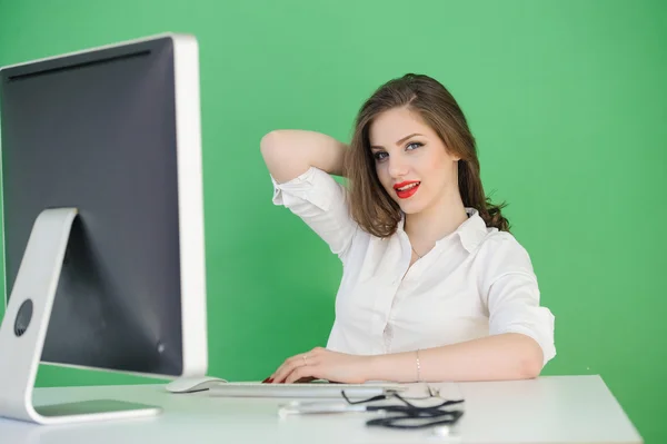 Computadora. Laptop.Woman.Girl. Mujer Mujer de negocios. Chica trabajando en el portátil. Fondo de pantalla Studio.green. Espacio. Sonrisa. Centro de educación. Seminario empresarial —  Fotos de Stock