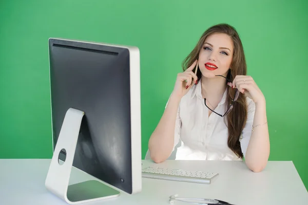 Počítač. Laptop.Woman.Girl. Businesswoman.Girl v notebooku. Studio.Green pozadí. Space.Smiling. vzdělávací centrum. Obchodní seminář — Stock fotografie