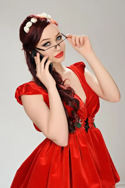 Piękna kobieta w czerwonej sukience pozowanie na białym tle — Zdjęcie stockowe