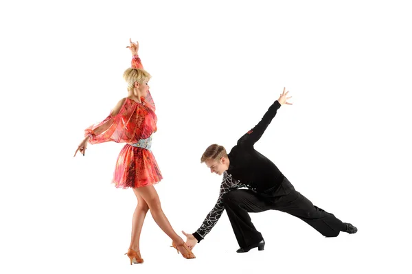 アクティブな社交ダンスで美しいカップル — ストック写真
