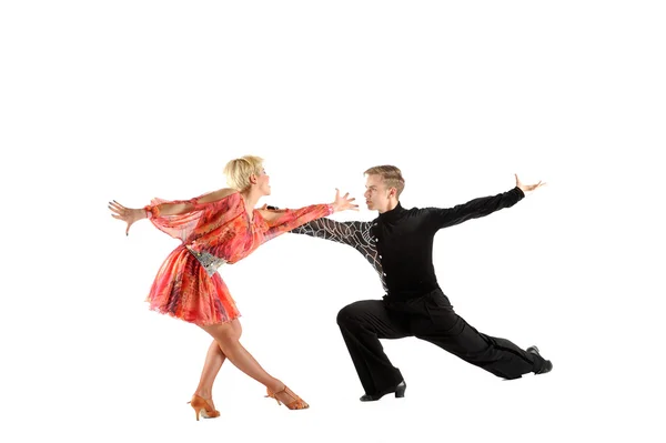 美丽的夫妇在活跃的舞厅舞 — 图库照片