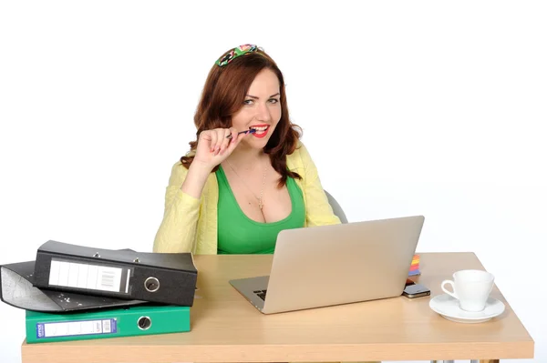 Boldog fiatal sikeres nő dolgozik a laptop és mozgatható telefon elszigetelt fehér — Stock Fotó