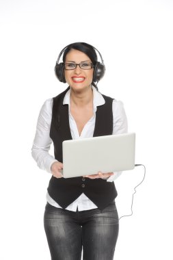 Eğlence, müzik, serbest zaman, online ve Internet kavramı - müzik kulaklık ile mutlu bir kadın