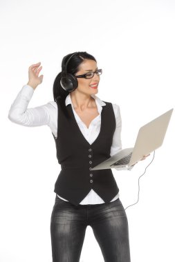 Eğlence, müzik, serbest zaman, online ve Internet kavramı - müzik kulaklık ile mutlu bir kadın