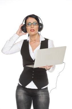 Eğlence, müzik, serbest zaman, online ve Internet kavramı - müzik kulaklık ile mutlu bir kadın