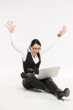 Eğlence, müzik, serbest zaman, online ve Internet kavramı - müzik kulaklık ile mutlu bir kadın