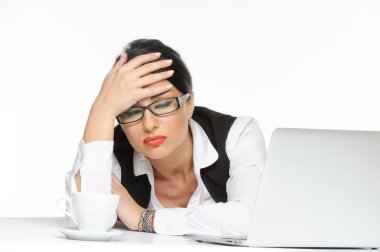 Beyaz laptop.isolated kullanırken sıkılmış genç işkadını sorunları var