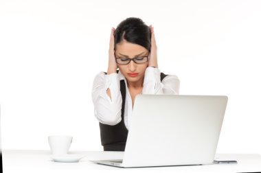 Beyaz laptop.isolated kullanırken sıkılmış genç işkadını sorunları var