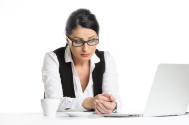 Beyaz laptop.isolated kullanırken sıkılmış genç işkadını sorunları var