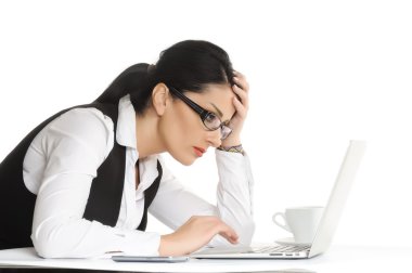 Beyaz laptop.isolated kullanırken sıkılmış genç işkadını sorunları var