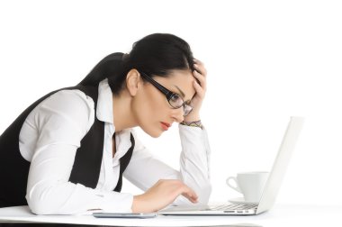 Beyaz laptop.isolated kullanırken sıkılmış genç işkadını sorunları var
