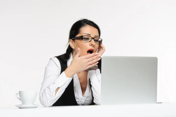 Aburrido joven empresaria tiene problemas durante el uso de laptop.isolated en blanco — Foto de Stock