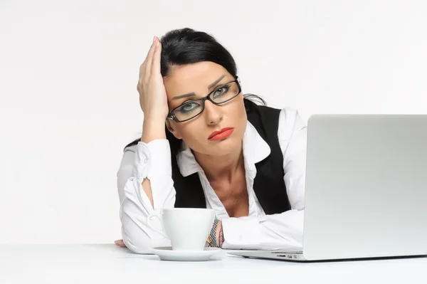 Uttråkad ung affärskvinna har problem när du använder laptop.isolated på vit — Stockfoto
