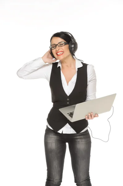 Ocio, música, tiempo libre, concepto en línea e internet - mujer feliz con auriculares escuchando música — Foto de Stock