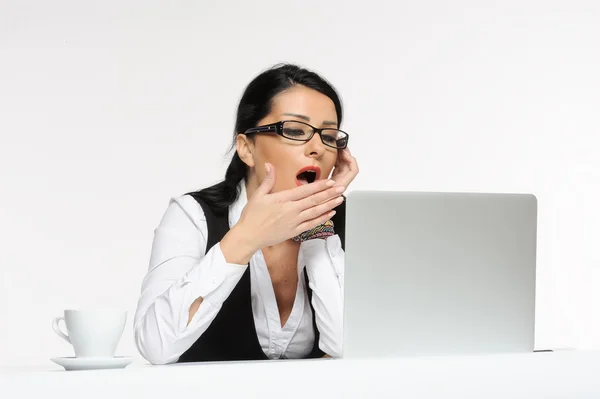 Annoiato giovane donna d'affari ha problemi durante l'utilizzo laptop.isolated su bianco Fotografia Stock