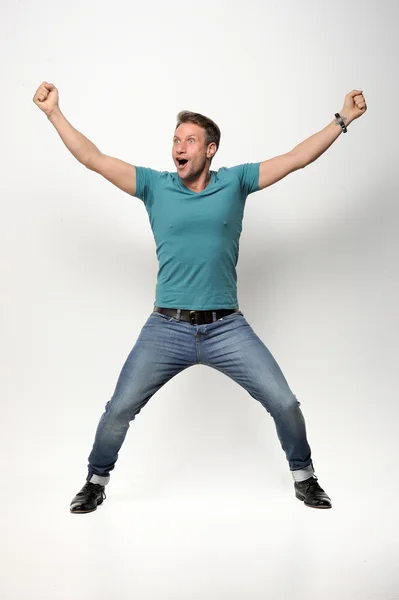 Homem gritando boca aberta, usar camisa azul casual, isolado fundo branco, conceito rosto emotio — Fotografia de Stock