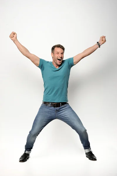 Homem gritando boca aberta, usar camisa azul casual, isolado fundo branco, conceito rosto emotio — Fotografia de Stock