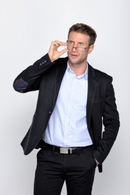 beyaz kağıt üzerine genç iş adamı