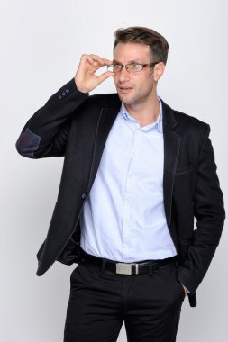 beyaz kağıt üzerine genç iş adamı