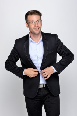 beyaz kağıt üzerine genç iş adamı