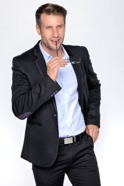 beyaz kağıt üzerine genç iş adamı