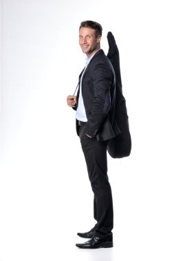 Karanlık bir işletmede yakışıklı delikanlı