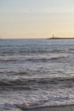 Gün batımında deniz manzarası