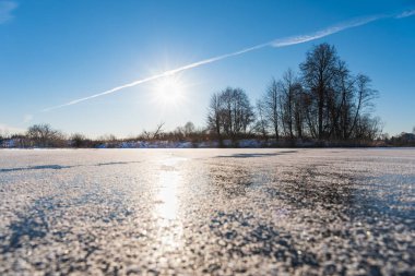 Donmuş nehirli kış manzarası