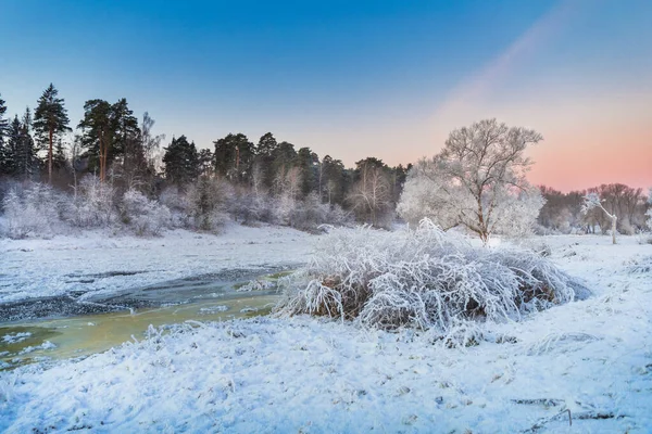 Paisaje Invierno Con Río Congelado —  Fotos de Stock