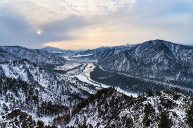 Rusya 'nın Altai Dağları manzaralı kış manzarası