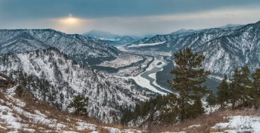 Rusya 'nın Altai Dağları manzaralı kış manzarası