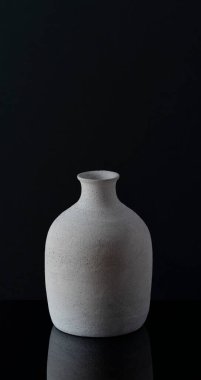 koyu arkaplanda seramik vazo