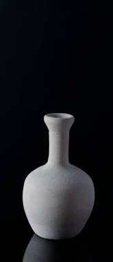 koyu arkaplanda seramik vazo