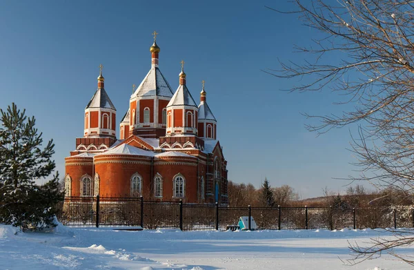 Зимовий Пейзаж Церквою — стокове фото