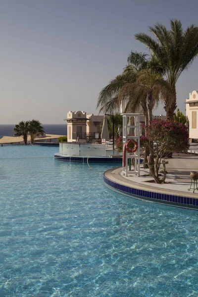 Pool im Hotel — Stockfoto