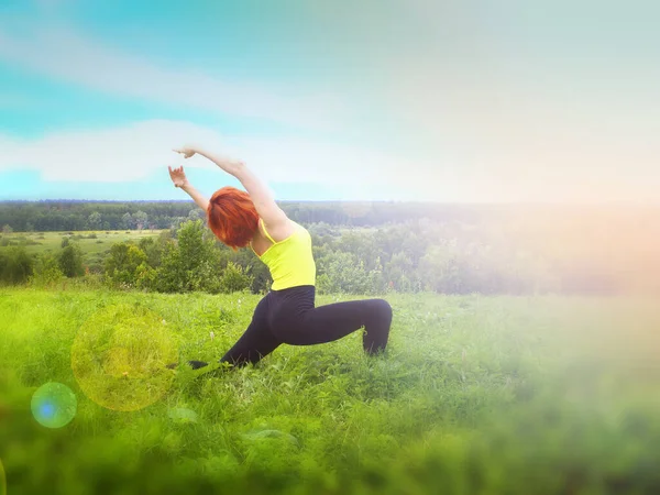 做运动的女人在户外 在草地上 健康生活方式的概念 调音的 — 图库照片