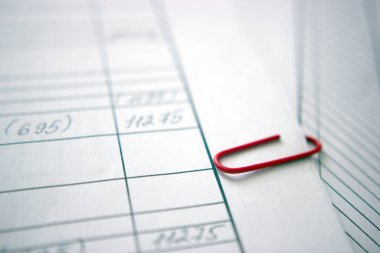 El yapımı kopya, kırmızı şarjör. Bir belge üzerinde çalışarak, altını çizerek aydınlık