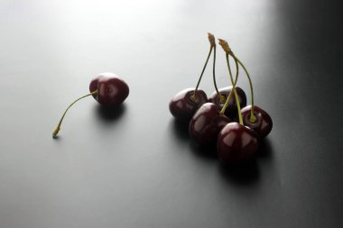 Tatlı kirazlar. Siyah arka planda taze kiraz. Çiftçilik bolluğu