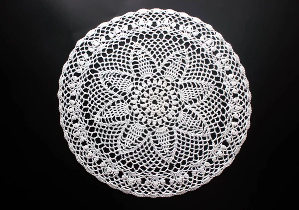 Koyu arkaplanda beyaz dantelli çiçek deseni var. Sanat dekoratif ögesi