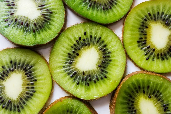 Kiwi Frutas Cortadas Pedaços Contra Fundo Leve Close — Fotografia de Stock