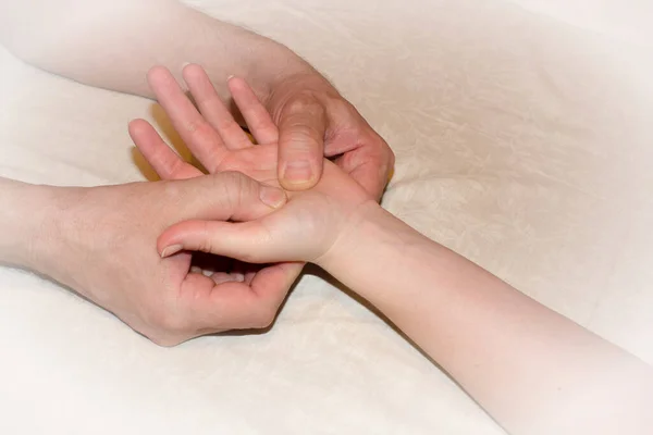 Masaj Yapan Kadın Elleri Kadın Elleri Masör Hasta Sağlığı Vignette — Stok fotoğraf