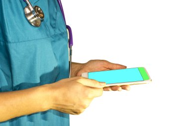 Beyaz izole arka planda akıllı telefon kullanan kadın doktorun kısmi görüntüsü