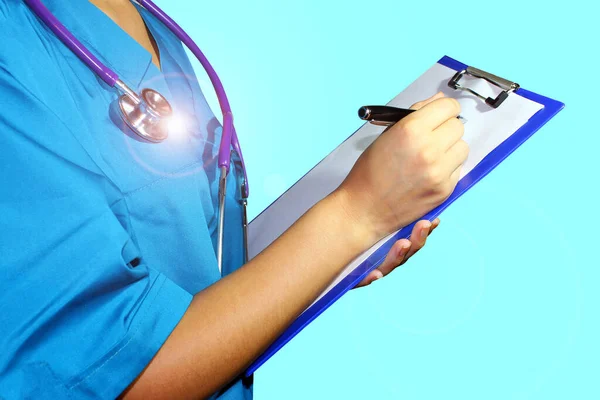 Primo Piano Una Dottoressa Che Compila Uniforme Medica Scrive Documenti — Foto Stock