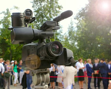 Kamera insanları bir partide kaydediyor. Seçici odaklanma. Arka plan için insanları bulanıklaştırdı, tonlandırdı